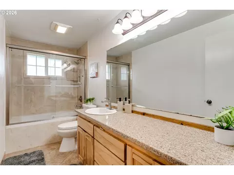 Bath - 4205 Daisy St, Springfield, OR 97478 photo 1 of 2
