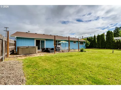Exterior - 4205 Daisy St, Springfield, OR 97478 photo 2 of 7