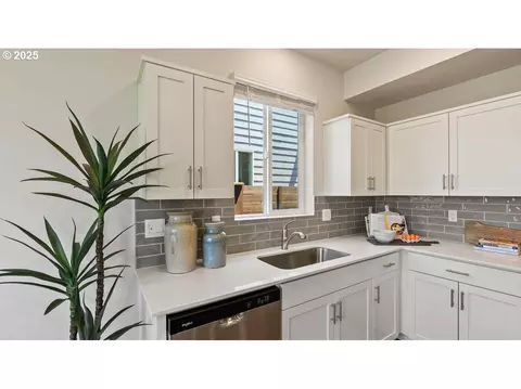 Kitchen - 3512 SW Battaglia Ave, Gresham, OR 97080 photo 2 of 5