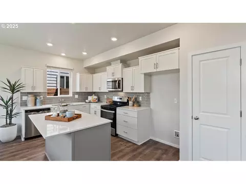 Kitchen - 3512 SW Battaglia Ave, Gresham, OR 97080 photo 1 of 5
