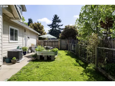 Exterior - 190 Naismith Blvd, Eugene, OR 97404 photo 6 of 10