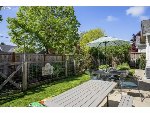 Exterior - 190 Naismith Blvd, Eugene, OR 97404 photo 8 of 10