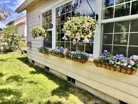 Exterior - 190 Naismith Blvd, Eugene, OR 97404 photo 5 of 10