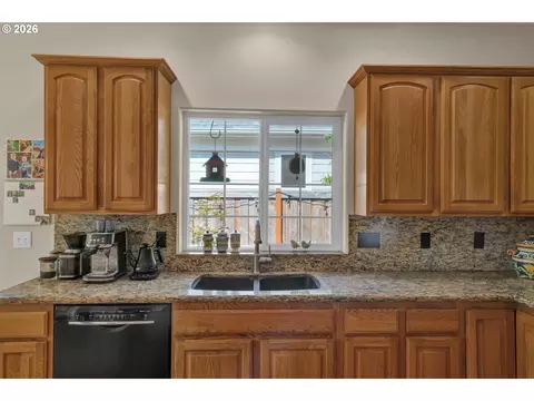 Kitchen - 190 Naismith Blvd, Eugene, OR 97404 photo 3 of 5