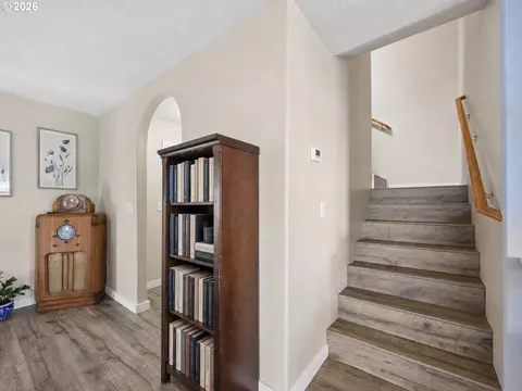 Entry Way - 644 SE Myrtlewood Pl, Gresham, OR 97080 photo 4 of 5