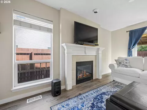 Living - 644 SE Myrtlewood Pl, Gresham, OR 97080 photo 2 of 5