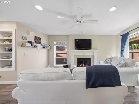 Living - 644 SE Myrtlewood Pl, Gresham, OR 97080 photo 3 of 5
