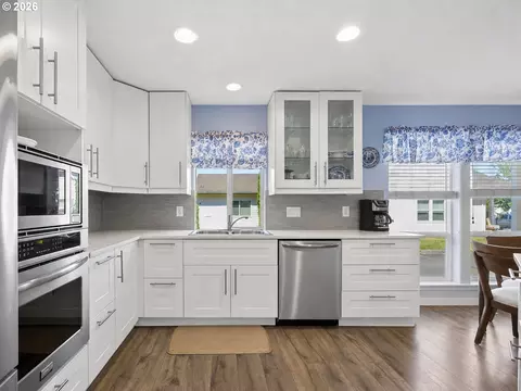 Kitchen - 644 SE Myrtlewood Pl, Gresham, OR 97080 photo 1 of 2
