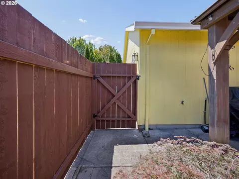 Exterior - 644 SE Myrtlewood Pl, Gresham, OR 97080 photo 3 of 7