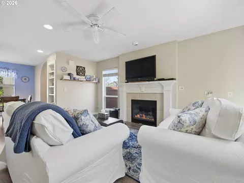 Living - 644 SE Myrtlewood Pl, Gresham, OR 97080 photo 4 of 5