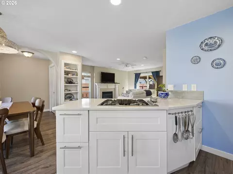 Kitchen - 644 SE Myrtlewood Pl, Gresham, OR 97080 photo 2 of 2
