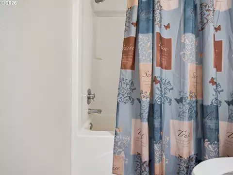 Bath - 644 SE Myrtlewood Pl, Gresham, OR 97080 photo 6 of 6