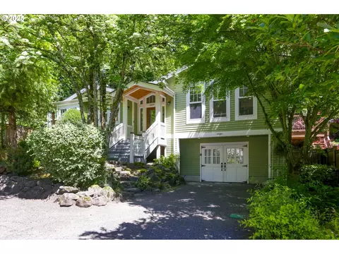 8824 SW 42nd Ave, Portland, OR 97219