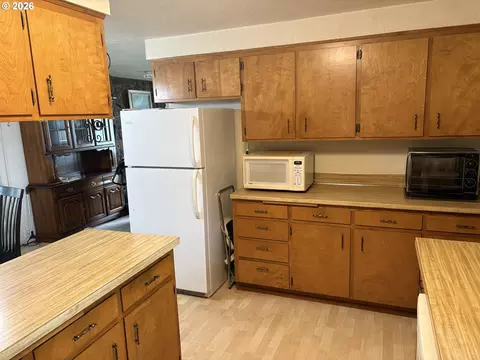 Kitchen - 392 S 37th St, Springfield, OR 97478 photo 3 of 4
