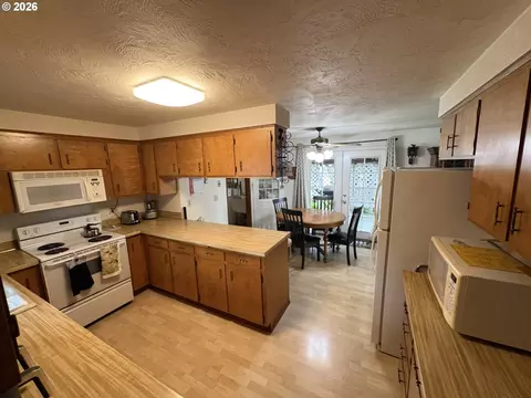 Kitchen - 392 S 37th St, Springfield, OR 97478 photo 4 of 4