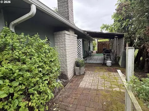 Exterior - 392 S 37th St, Springfield, OR 97478 photo 3 of 6