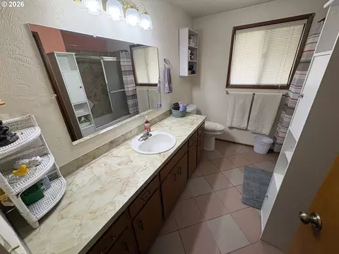 Bath - 392 S 37th St, Springfield, OR 97478 photo 3 of 5