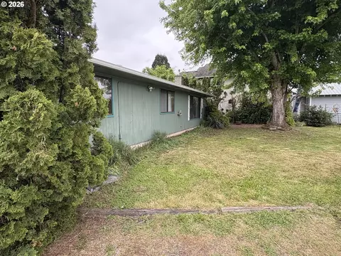 Exterior - 392 S 37th St, Springfield, OR 97478 photo 4 of 6