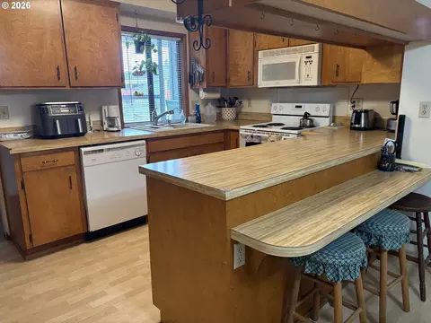 Kitchen - 392 S 37th St, Springfield, OR 97478 photo 1 of 4