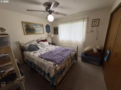 Bedroom - 392 S 37th St, Springfield, OR 97478 photo 2 of 2