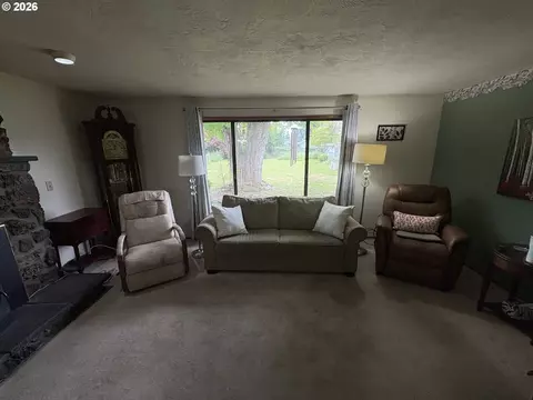 Living - 392 S 37th St, Springfield, OR 97478 photo 2 of 4