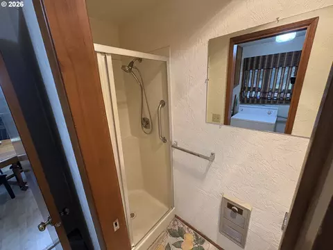 Bath - 392 S 37th St, Springfield, OR 97478 photo 4 of 5