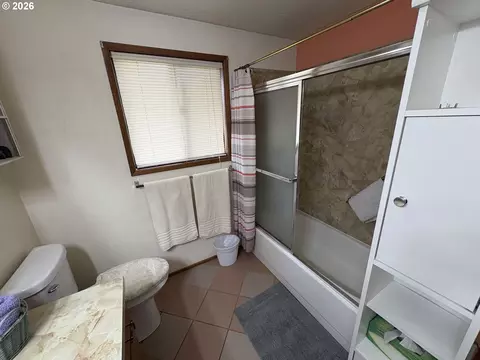 Bath - 392 S 37th St, Springfield, OR 97478 photo 2 of 5