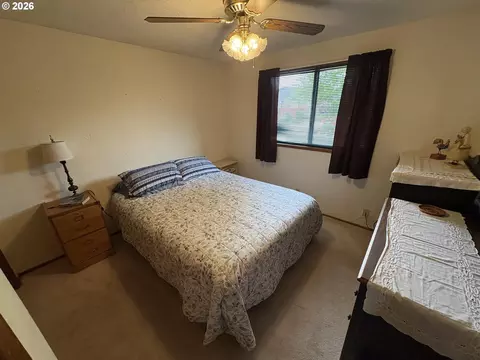 Bedroom - 392 S 37th St, Springfield, OR 97478 photo 1 of 2