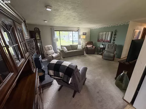Living - 392 S 37th St, Springfield, OR 97478 photo 1 of 4