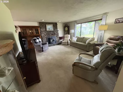 Living - 392 S 37th St, Springfield, OR 97478 photo 3 of 4