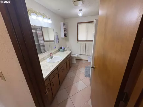 Bath - 392 S 37th St, Springfield, OR 97478 photo 1 of 5