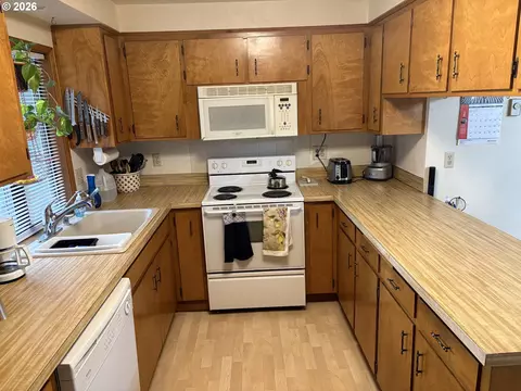 Kitchen - 392 S 37th St, Springfield, OR 97478 photo 2 of 4