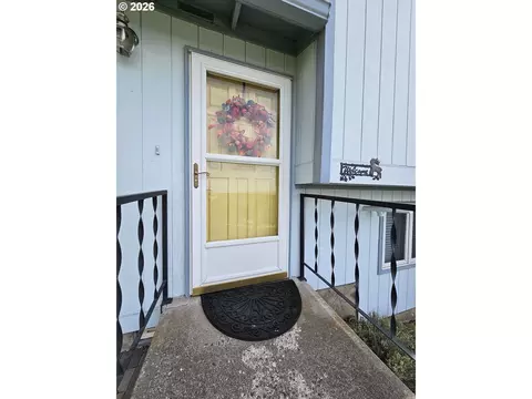 Entry Way - 1321 NW Horn Ave, Pendleton, OR 97801 photo 1 of 2