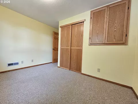 Bedroom - 1321 NW Horn Ave, Pendleton, OR 97801 photo 4 of 6