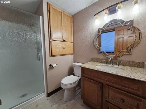 Bath - 1321 NW Horn Ave, Pendleton, OR 97801 photo 1 of 5