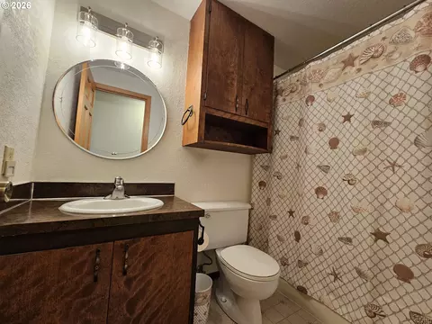 Bath - 1321 NW Horn Ave, Pendleton, OR 97801 photo 3 of 5