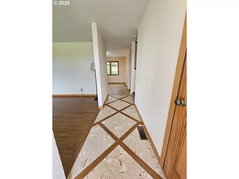 Entry Way - 1321 NW Horn Ave, Pendleton, OR 97801 photo 2 of 2