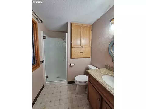 Bath - 1321 NW Horn Ave, Pendleton, OR 97801 photo 2 of 5