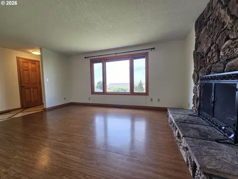 Living - 1321 NW Horn Ave, Pendleton, OR 97801 photo 2 of 5