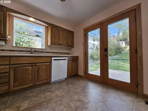 Kitchen - 1321 NW Horn Ave, Pendleton, OR 97801 photo 4 of 4