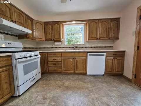 Kitchen - 1321 NW Horn Ave, Pendleton, OR 97801 photo 3 of 4