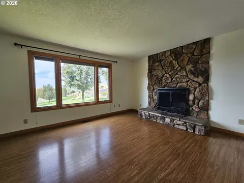 Living - 1321 NW Horn Ave, Pendleton, OR 97801 photo 1 of 5