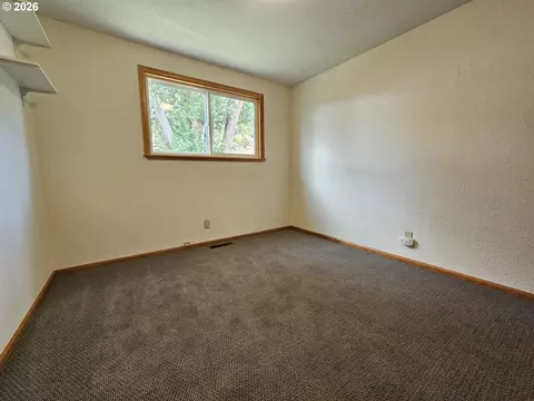 Bedroom - 1321 NW Horn Ave, Pendleton, OR 97801 photo 5 of 6