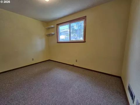 Bedroom - 1321 NW Horn Ave, Pendleton, OR 97801 photo 3 of 6