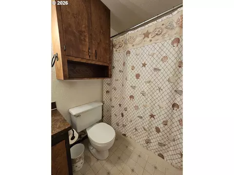 Bath - 1321 NW Horn Ave, Pendleton, OR 97801 photo 4 of 5