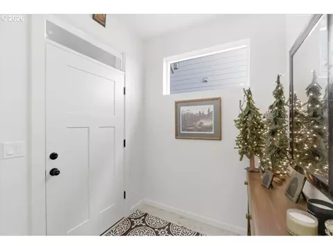 Entry Way - 948 Laurel Pl, Silverton, OR 97381 photo 1 of 5