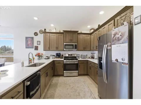 Kitchen - 948 Laurel Pl, Silverton, OR 97381 photo 5 of 6