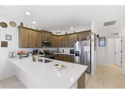 Kitchen - 948 Laurel Pl, Silverton, OR 97381 photo 2 of 6