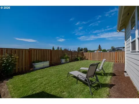 Exterior - 948 Laurel Pl, Silverton, OR 97381 photo 5 of 10