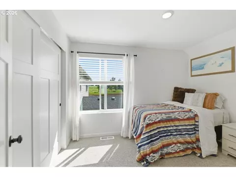 Bedroom - 948 Laurel Pl, Silverton, OR 97381 photo 1 of 2